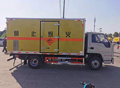 阿拉尔爆破器材运输车